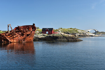 Fototapeta na wymiar Schiffswrack an der Atlantikstraße in Norwegen 