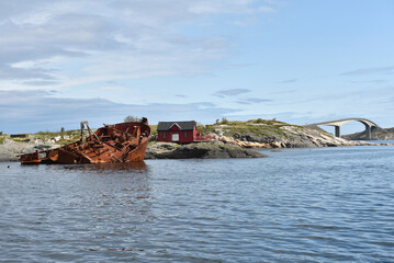 Schiffswrack an der Atlantikstraße in Norwegen 