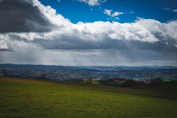Orage printanier arrivant sur la ville vue d'en haut 