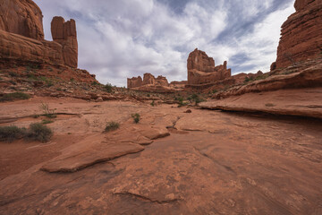 Fototapeta premium hiking the park avenue trail in arches national park, utah, usa