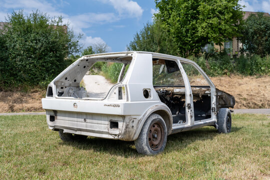 voiture Volkswagen blanche d&eacute;mont&eacute;e compl&egrave;tement en pleine nature