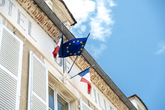 drapeaux fran&ccedil;ais et europ&eacute;en sur le fronton d'une mairie