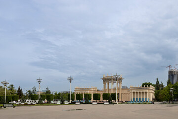 Obraz premium VDNKh is one of the main tourist attractions of Moscow. Beautiful view of the old Soviet architecture.