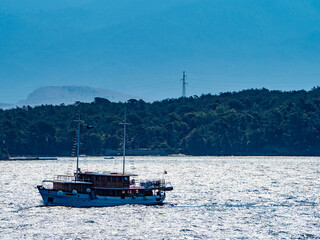 Schiff vor der Küste der Insel Rab