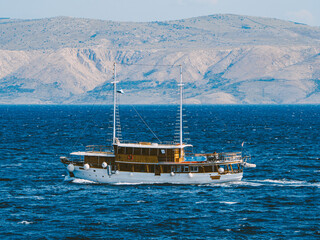 Schiff vor der Küste der Insel Rab