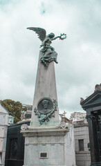 monumento en cementerio con un &aacute;ngel