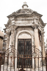 Fototapeta na wymiar mausoleo de hermosa arquitectura en cementerio con columnas y rejas 