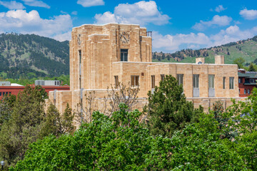 Fototapeta premium Boulder's Art Deco City Hall against the backdrop of the Rocky Mountains in Colorado.