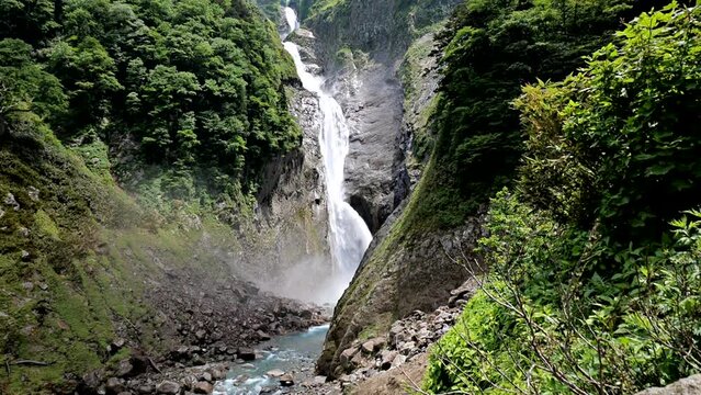 6月の称名滝豪快に流れ落ちる水しぶき落差日本一滝百選