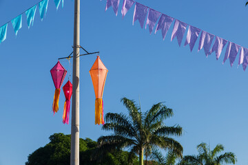 decoração de festa junina - rua enfeitada com balões e bandeirinhas coloridas
