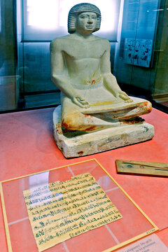Escriba e carta em papiro no Museu do Louvre. Paris. Fran&ccedil;a.