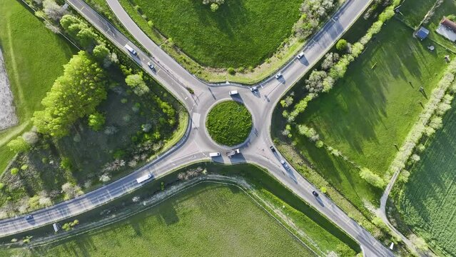 Cars are passing through a circular rotary. 회전로터리, 원형로터리, 자동차, 도로