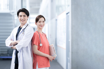 看護師やドクターの転職のイメージ　カメラ目線の男女