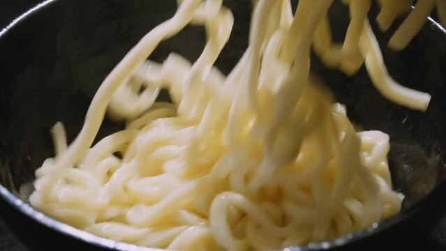 丼に入るうどん麺 01