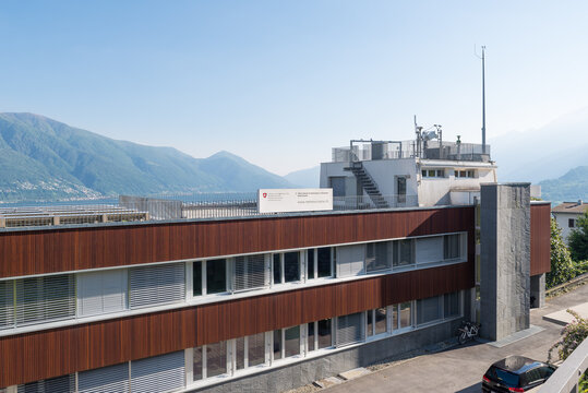 Federal Office of Meteorology and MeteoSwiss climatology (Ufficio federale di meteorologia e climatologia MeteoSvizzera), as written on the white sign. Offices overlooking Locarno