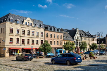 Fototapeta na wymiar reichenbach, deutschland - stadtpanorama mit sanierter häuserzeile