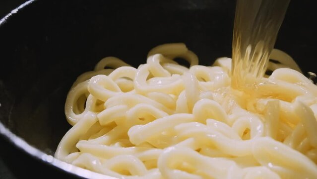 うどんに出汁をかける 01