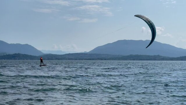 Kitesurfing sul lago Maggiore a Lesa	