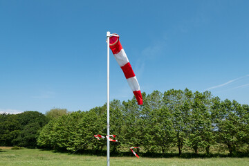 Cone giratório que indica a direção do vento colocado num locar de pouso para a prática de...