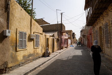 Fototapeta na wymiar vieux bâtiment dans la l'ancienne ville coloniale française de Saint Louis du Sénégal en Afrique de l'Ouest