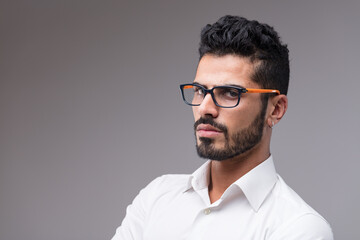 Obraz premium Serious man in white, almost menacing gaze