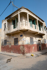 Fototapeta na wymiar Vieux bâtiments délabrés dans la vieille ville coloniale française de Saint Louis au Sénégal en Afrique de l' Ouest