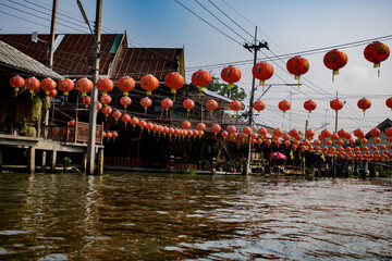 lanternas vermelhas sobre o rio