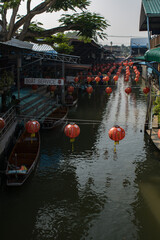 lanternas vermelhas sobre o rio