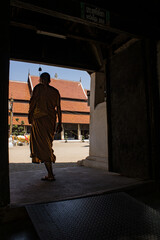 O monge e a entrada do templo
