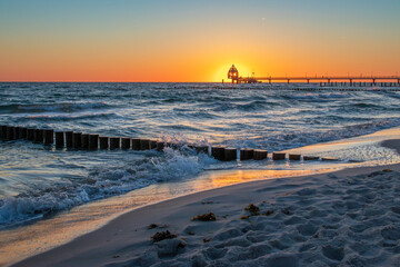 Sonnenaufgang an der Seebrücke in Zingst an der Ostsee.