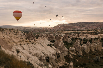Heißluftballons in Kappadokien in der Türkei bei Sonnenaufgang