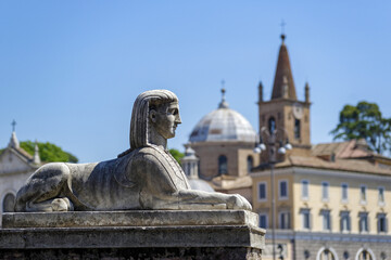 Fototapeta na wymiar Statue d'un sphynx Piazza del Popolo à Rome