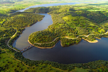 Jezioro Lago Coghinas i stary most, Sardynia z lotu ptaka - Prowincja Sassari, Włochy