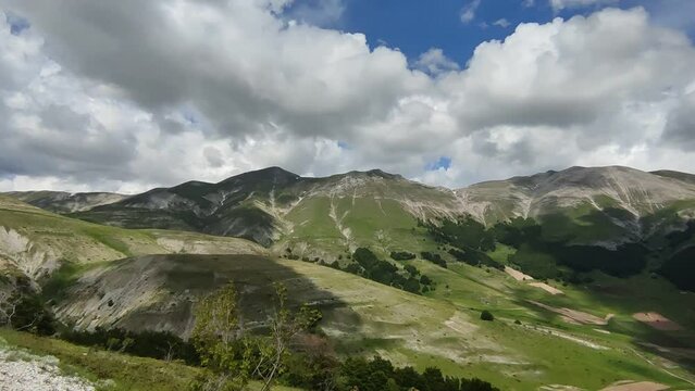 Paesaggio in primavera nel parco dei Monti sibillini nelle Marche in Italia
