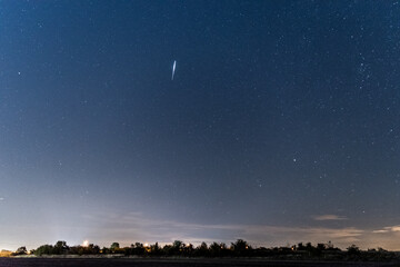 Spadający meteor na nocnym niebie - obrazy, fototapety, plakaty
