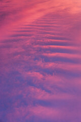 Chmury o wschodzie słońca wyglądająca jak schodki - obrazy, fototapety, plakaty