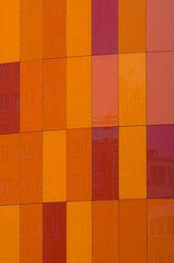 Pomarańczowo czerwona elewacja budynku galerii 
