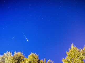 Spadający meteor na niebie 