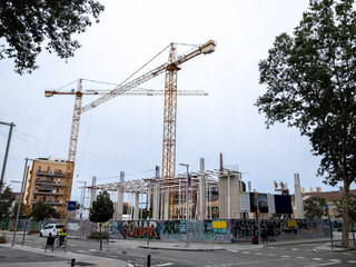Edificio en contrucción con grúas