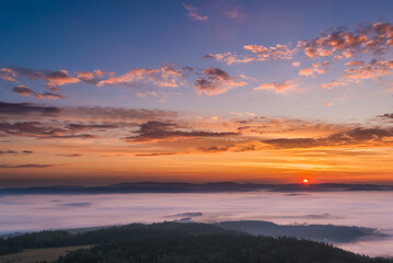 Fototapeta na wymiar Wschód słońca z doliną mgieł w Szczelińcu Wielkim