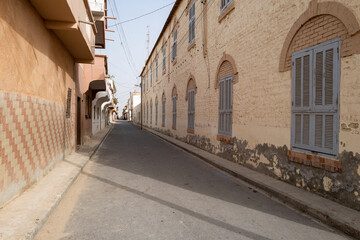 Vieux bâtiments délabrés dans la vieille ville coloniale française de Saint Louis au Sénégal en Afrique de l' Ouest
