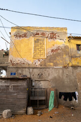 Fototapeta na wymiar architectures délabrées dans le centre de la vieille ville coloniale de Saint Louis du Sénégal en Afrique de l'Ouest
