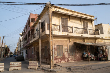 architectures délabrées dans le centre de la vieille ville coloniale de Saint Louis du Sénégal en Afrique de l'Ouest
