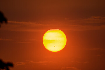 Zachodzące słońce, widoczne plamy na słońcu  © Paweł Kacperek