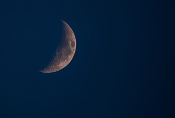 Obraz na płótnie Canvas Rosnący sierp księżyc w pierwszej kwadrze przed nowiem