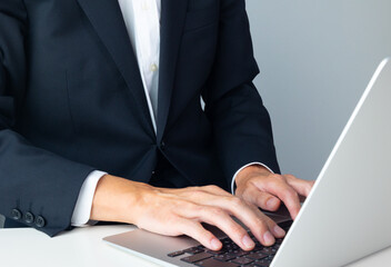 ノートPCを操作するビジネスマン