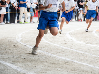 Fototapeta na wymiar 小学校の運動会でリレーを走る子供