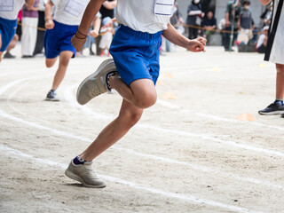Fototapeta premium 小学校の運動会でリレーを走る子供