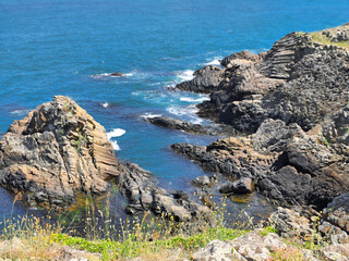 Fototapeta na wymiar Picturesque rocky coast on the Listi Peninsula south of Sinemorets