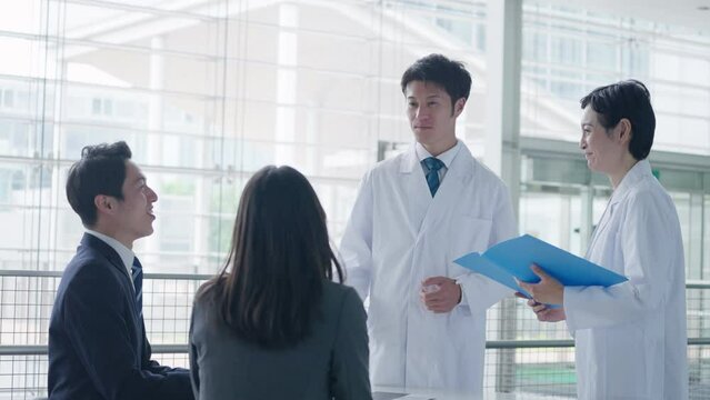 商談をする医者と営業マン